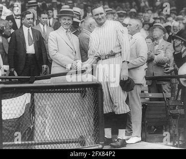 Walter Johnson, Washington Sénateurs & Calvin Coolidge, Président des États-Unis, se serrer la main au Griffith Stadium 1923. Banque D'Images