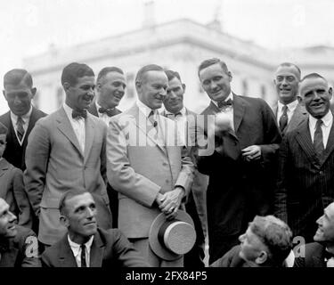 Calvin Coolidge, Président des États-Unis avec Walter Johnson, Washington Sénateurs et ses coéquipiers, le 5 septembre 1924. Banque D'Images