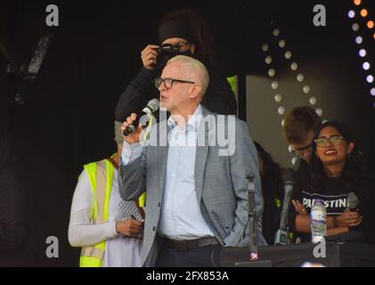 Londres, Royaume-Uni. 22 mai 2021. Jeremy Corbyn parle au rassemblement de Palestine à Hyde Park. Près de 200,000 manifestants ont défilé dans le centre de Londres pour soutenir la Palestine et contre ce que les manifestants appellent l'« apartheid israélien ». Banque D'Images