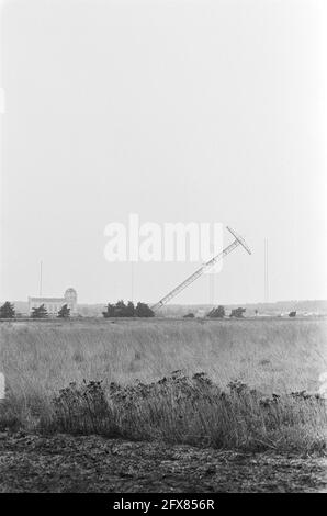 Mât d'antenne Lange Gerrit de radio Kootwijk tiré vers le bas; le tirant du mât, 21 mars 1980, mâts, pays-Bas, agence de presse du xxe siècle photo, nouvelles à retenir, documentaire, photographie historique 1945-1990, histoires visuelles, L'histoire humaine du XXe siècle, immortaliser des moments dans le temps Banque D'Images