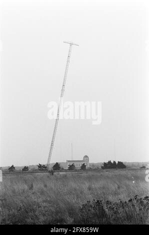 Mât d'antenne Lange Gerrit de radio Kootwijk tiré vers le bas; le tirant du mât, 21 mars 1980, mâts, pays-Bas, agence de presse du xxe siècle photo, nouvelles à retenir, documentaire, photographie historique 1945-1990, histoires visuelles, L'histoire humaine du XXe siècle, immortaliser des moments dans le temps Banque D'Images