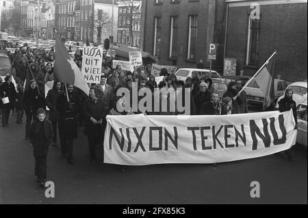 Manifestation anti-Nixon à Groningen, 29 décembre 1972, pays-Bas, agence de presse du XXe siècle photo, news to remember, documentaire, photographie historique 1945-1990, histoires visuelles, L'histoire humaine du XXe siècle, immortaliser des moments dans le temps Banque D'Images