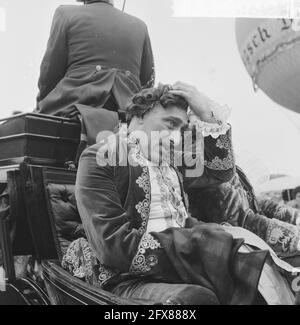 Ascension du ballon à l'occasion du 33 Lustrum du syndicat étudiant Leonardo da Vinci à la Haye, pays-Bas, Max Tailleur dans le panier du ballon, 22 octobre 1960, SYNDICATS ÉTUDIANTS, ascensions du ballon, Pays-Bas, Agence de presse du XXe siècle photo, nouvelles à retenir, documentaire, photographie historique 1945-1990, histoires visuelles, L'histoire humaine du XXe siècle, immortaliser des moments dans le temps Banque D'Images