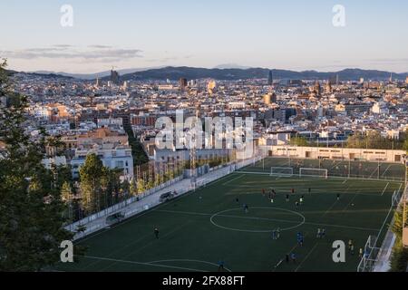 Une photo prise le 11 mai 2021, de la colline de Montjuïc à Barcelone (Espagne), montre un terrain de football municipal situé dans le district de Poble sec. Banque D'Images