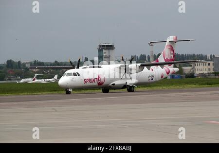 Non exclusif: KIEV, UKRAINE - 26 MAI 2021 - l'avion transportant le premier lot du vaccin Pfizer-BioNTech acheté à des frais publics toups Banque D'Images