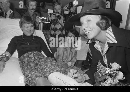 Beatrix ouvre Sint Franciscus Gasthuis à Rotterdam; Beatrix pendant la tournée, met la signature sur le plâtre, 14 octobre 1976, plâtre, signatures, Princesses, hôpitaux, pays-Bas, agence de presse du XXe siècle photo, news to remember, documentaire, photographie historique 1945-1990, histoires visuelles, L'histoire humaine du XXe siècle, immortaliser des moments dans le temps Banque D'Images