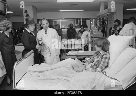 Beatrix ouvre Sint Franciscus Gasthuis à Rotterdam; Beatrix pendant la tournée sur le département de dialyse, 14 octobre 1976, ouvertures, princesses, Visites, hôpitaux, pays-Bas, Agence de presse du XXe siècle photo, nouvelles à retenir, documentaire, photographie historique 1945-1990, histoires visuelles, L'histoire humaine du XXe siècle, immortaliser des moments dans le temps Banque D'Images