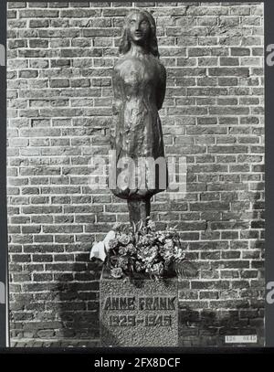 Statue d'Anne Frank à Westermarkt à Amsterdam dévoilée par le maire Samkalden; statue faite par le sculpteur mari Andriessen, 14 mars 1977, sculpture, statues, Deuxième Guerre mondiale, pays-Bas, Agence de presse du XXe siècle photo, news to remember, documentaire, photographie historique 1945-1990, histoires visuelles, L'histoire humaine du XXe siècle, immortaliser des moments dans le temps Banque D'Images