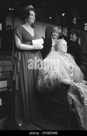 Statue de la reine Beatrix à côté de celle de la reine Wilhelmina, 12 octobre 1983, reines, personnages de cire, Pays-Bas, Agence de presse du XXe siècle photo, nouvelles à retenir, documentaire, photographie historique 1945-1990, histoires visuelles, L'histoire humaine du XXe siècle, immortaliser des moments dans le temps Banque D'Images