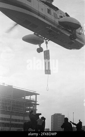 Statue de Sainte Elisabeth et le miracle rose (par mari Andriessen) est placé par hélicoptère à la nouvelle Sainte Elisabeth Gasthuis à Haarlem, 7 décembre 1971, images, hélicoptères, Pays-Bas, Agence de presse du XXe siècle photo, nouvelles à retenir, documentaire, photographie historique 1945-1990, histoires visuelles, L'histoire humaine du XXe siècle, immortaliser des moments dans le temps Banque D'Images