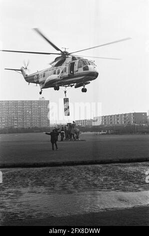La statue de Sainte-Elisabeth et le miracle rose (par mari Andriessen) est placé par hélicoptère au nouvel hôpital Saint-Elisabeth à Haarlem, 7 décembre 1971, images, hélicoptères, Pays-Bas, Agence de presse du XXe siècle photo, nouvelles à retenir, documentaire, photographie historique 1945-1990, histoires visuelles, L'histoire humaine du XXe siècle, immortaliser des moments dans le temps Banque D'Images