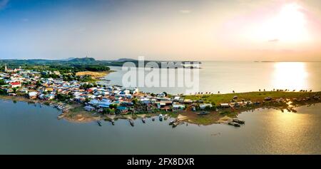 Village de pêcheurs de Ben Nom, commune de Phu Cuong, district de Dinh Quan, province de Dong Nai, Vietnam - 18 avril 2021 : vue panoramique sur le village de pêcheurs de Ben Nom Banque D'Images