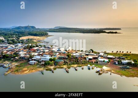 Village de pêcheurs de Ben Nom, commune de Phu Cuong, district de Dinh Quan, province de Dong Nai, Vietnam - 18 avril 2021 : vue panoramique sur le village de pêcheurs de Ben Nom Banque D'Images