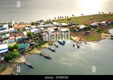 Village de pêcheurs de Ben Nom, commune de Phu Cuong, district de Dinh Quan, province de Dong Nai, Vietnam - 18 avril 2021 : vue panoramique sur le village de pêcheurs de Ben Nom Banque D'Images