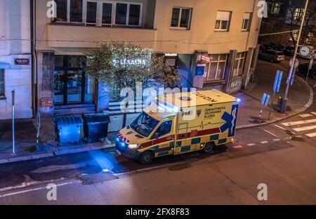 Véhicule des services d'urgence stationné la nuit devant un centre médical dans le district de Zizkov, dans la ville de Prague, en Tchéquie Banque D'Images