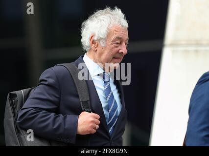 Alan Foster, agent de police retraité du South Yorkshire, quitte le Lowry Theatre, Salford Quays, dans le Grand Manchester, après que le juge ait jugé qu'il n'y avait pas de cas à répondre dans le procès de deux policiers à la retraite et d'un avocat accusé de pervertir le cours de la justice à la suite de la catastrophe de Hillsborough, le 15 avril. 1989. Date de la photo: Mercredi 26 mai 2021. Banque D'Images