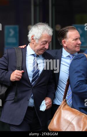 Alan Foster, agent de police retraité du South Yorkshire (à gauche) quitte le Lowry Theatre, Salford Quays, Greater Manchester, Après que le juge a statué qu'il n'y avait pas de raison de répondre au procès de deux policiers à la retraite et d'un avocat accusé de pervertir la justice à la suite de la catastrophe de Hillsborough, le 15 avril 1989. Date de la photo: Mercredi 26 mai 2021. Banque D'Images