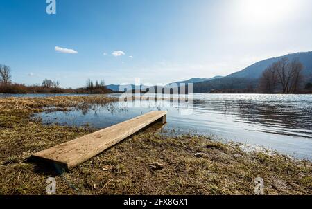 Vue imprenable sur le lac Cerknica en Slovénie - Cerkniško jezero. Beau lac intermittent ou en voie de disparition avec petit quai à bateaux en Slovénie karst, na Banque D'Images