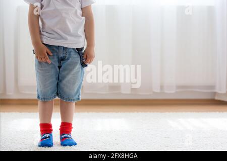 Pieds d'enfant avec différentes chaussettes debout dans les rangs, les enfants portant différentes chaussettes colorées Banque D'Images