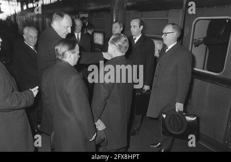 Le Premier ministre belge G. Eyskens et le ministre des Affaires étrangères P. Harmel arrivent à la gare de la Haye de gauche à droite de Jong, LUN, Eyskens et Harmel, le 4 février 1969, ministres, stations, pays-Bas, Agence de presse du XXe siècle photo, nouvelles à retenir, documentaire, photographie historique 1945-1990, histoires visuelles, L'histoire humaine du XXe siècle, immortaliser des moments dans le temps Banque D'Images