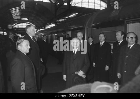 Le Premier ministre belge G. Eyskens et le ministre des Affaires étrangères P. Harmel arrivent à la gare de la Haye de gauche à droite de Jong, LUN, Eyskens et Harmel, le 4 février 1969, ministres, stations, pays-Bas, Agence de presse du XXe siècle photo, nouvelles à retenir, documentaire, photographie historique 1945-1990, histoires visuelles, L'histoire humaine du XXe siècle, immortaliser des moments dans le temps Banque D'Images