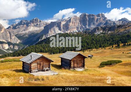 petite cabane en bois dans les montagnes des Alpes dolomities, dolomiti italien, Italie Banque D'Images