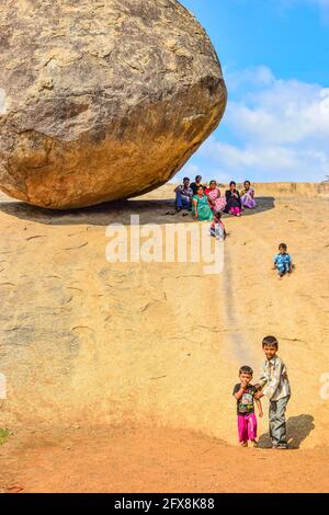 Indiens jouant à Krishna's Butterball, Mamallapuram, Mahabalipuram, baie du Bengale, Tamil Nadu, Inde Banque D'Images