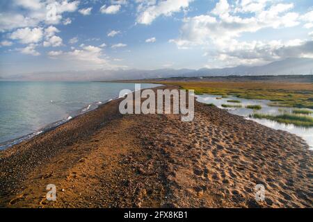 Lac de Karakul et aire de répartition de Pamir au Tadjikistan. Paysage autour de l'autoroute M41 de Pamir Banque D'Images