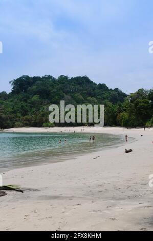 PUNTA ARENAS, COSTA RICA - 08 mai 2021: Les gens se baignent sur une plage tropicale par une journée ensoleillée, dans le parc national Manuel Antonio, au Costa Rica. Banque D'Images