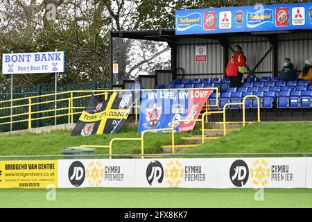 Bridgend, pays de Galles. 10 octobre 2020. Drapeaux exposés dans le stade lors du match JD Cymru Premier entre Penybont et les New Saints au SDM Glass Stadium de Bridgend, pays de Galles, Royaume-Uni, le 10 octobre 2020. Les stades sportifs du Royaume-Uni restent soumis à des restrictions strictes en raison de la pandémie du coronavirus, car les lois de distanciation sociale du gouvernement interdisent aux fans à l'intérieur des lieux, ce qui entraîne des matchs à huis clos. Crédit : Duncan Thomas/Majestic Media. Banque D'Images