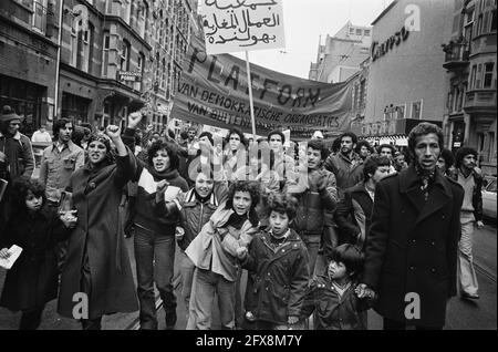 Manifestation contre la nouvelle loi sur l'emploi des travailleurs étrangers, en vigueur le 1er novembre 1979; les bannières comprennent la plate-forme des organisations de travailleurs étrangers, le 8 décembre 1979, manifestations, travailleurs étrangers, Bannières, législation, pays-Bas, Agence de presse du XXe siècle photo, nouvelles à retenir, documentaire, photographie historique 1945-1990, histoires visuelles, L'histoire humaine du XXe siècle, immortaliser des moments dans le temps Banque D'Images