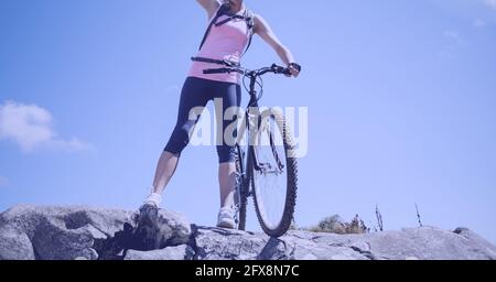 Composition de la section basse de la femme avec vélo dans la campagne Banque D'Images