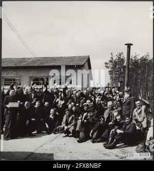 Libération du Camp Amersfoort. Tous les prisonniers du Camp Amersfoort sont prêts à rentrer chez eux, mai 1945, libération, camps de concentration, prisonniers, Pays-Bas, Agence de presse du XXe siècle photo, nouvelles à retenir, documentaire, photographie historique 1945-1990, histoires visuelles, L'histoire humaine du XXe siècle, immortaliser des moments dans le temps Banque D'Images