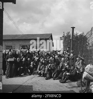 Libération du camp de concentration à Amersfoort. Tous les prisonniers du camp sont prêts à rentrer chez eux, le 7 mai 1945, libération, camps de concentration, Pays-Bas, Agence de presse du XXe siècle photo, nouvelles à retenir, documentaire, photographie historique 1945-1990, histoires visuelles, L'histoire humaine du XXe siècle, immortaliser des moments dans le temps Banque D'Images