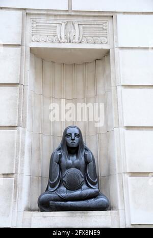 Statue de basalte art déco à Liverpool Banque D'Images