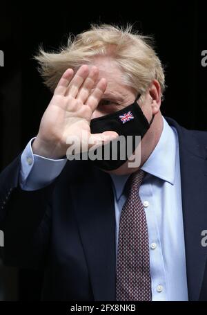 Londres, Angleterre, Royaume-Uni. 26 mai 2021. Le Premier ministre britannique BORIS JOHNSON quitte 10 Downing Street avant la séance hebdomadaire des questions du Premier ministre à la Chambre des communes, alors que son ancien conseiller principal Dominic Cummings témoigne contre son gouvernement dans l'enquête conjointe du Comité de la santé et des soins sociaux et du Comité des sciences et de la technologie sur réponse pandémique du coronavirus. Credit: Tayfun Salci/ZUMA Wire/Alay Live News Banque D'Images