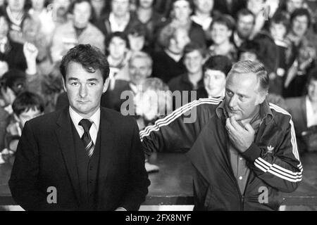 Photo du dossier datée du 27-09-1978, du gestionnaire de la forêt de Nottingham, Brian Clough (à gauche) et de l'assisstant Peter Taylor assis sur la touche à Anfield. Date de publication : le mercredi 26 mai 2021. Banque D'Images