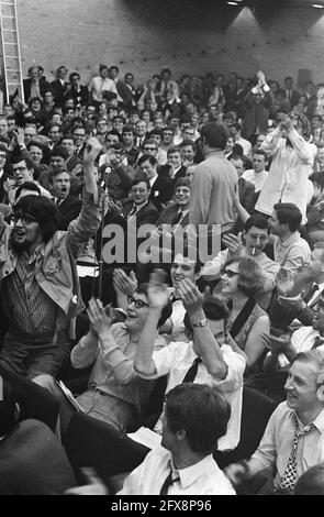 Occupation de l'Université des sciences appliquées de Tilburg Dr Tom de Booy avec des étudiants, 5 mai 1969, Hogescholen, ÉTUDIANTS, professions, Pays-Bas, Agence de presse du XXe siècle photo, nouvelles à retenir, documentaire, photographie historique 1945-1990, histoires visuelles, L'histoire humaine du XXe siècle, immortaliser des moments dans le temps Banque D'Images