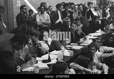 Occupation de l'Université des sciences appliquées de Tilburg Dr Tom de Booy avec des étudiants, 5 mai 1969, Hogescholen, ÉTUDIANTS, Occupations, pays-Bas, Agence de presse du XXe siècle photo, nouvelles à retenir, documentaire, photographie historique 1945-1990, histoires visuelles, L'histoire humaine du XXe siècle, immortaliser des moments dans le temps Banque D'Images