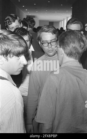 Occupation de l'Université des sciences appliquées de Tilburg Dr Tom de Booy avec des étudiants, 5 mai 1969, Collèges, ÉTUDIANTS, Occupations, pays-Bas, Agence de presse du XXe siècle photo, nouvelles à retenir, documentaire, photographie historique 1945-1990, histoires visuelles, L'histoire humaine du XXe siècle, immortaliser des moments dans le temps Banque D'Images