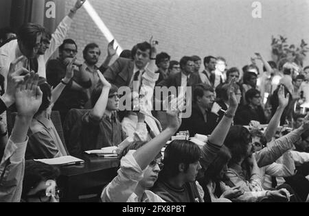 Occupation de l'Université des sciences appliquées de Tilburg Dr Tom de Booy avec des étudiants, 5 mai 1969, Hogescholen, ÉTUDIANTS, professions, Pays-Bas, Agence de presse du XXe siècle photo, nouvelles à retenir, documentaire, photographie historique 1945-1990, histoires visuelles, L'histoire humaine du XXe siècle, immortaliser des moments dans le temps Banque D'Images