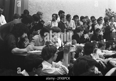 Occupation de l'Université des sciences appliquées de Tilburg Dr Tom de Booy avec des étudiants, 5 mai 1969, Hogescholen, ÉTUDIANTS, Occupations, pays-Bas, Agence de presse du XXe siècle photo, nouvelles à retenir, documentaire, photographie historique 1945-1990, histoires visuelles, L'histoire humaine du XXe siècle, immortaliser des moments dans le temps Banque D'Images