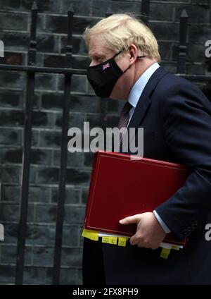 Londres, Angleterre, Royaume-Uni. 26 mai 2021. Le Premier ministre britannique BORIS JOHNSON quitte 10 Downing Street avant la séance hebdomadaire des questions du Premier ministre à la Chambre des communes, alors que son ancien conseiller principal Dominic Cummings témoigne contre son gouvernement dans l'enquête conjointe du Comité de la santé et des soins sociaux et du Comité des sciences et de la technologie sur réponse pandémique du coronavirus. Credit: Tayfun Salci/ZUMA Wire/Alay Live News Banque D'Images