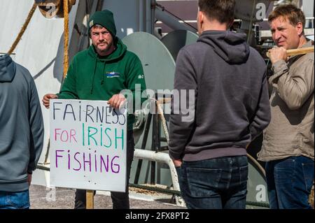 Cork, Irlande. 26 mai 2021. Ce matin, entre 50-60 chalutiers se sont rassemblés à Roches point avant de remonter le fleuve jusqu'à la ville de Cork pour bloquer le port. Les pêcheurs sont en colère contre leur quota de 15 % et les nouvelles règles de pesage de leurs prises. Des centaines de pêcheurs et leurs partisans étaient présents au rassemblement sur le crédit de Kennedy Quay : AG News/Alamy Live News Banque D'Images