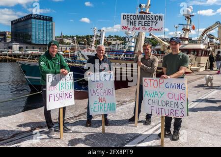 Cork, Irlande. 26 mai 2021. Ce matin, entre 50-60 chalutiers se sont rassemblés à Roches point avant de remonter le fleuve jusqu'à la ville de Cork pour bloquer le port. Les pêcheurs sont en colère contre leur quota de 15 % et les nouvelles règles de pesage de leurs prises. Au blocus faisant connaître leurs sentiments étaient des pêcheurs de Dingle. Crédit : AG News/Alay Live News Banque D'Images