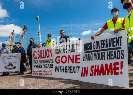 Cork, Irlande. 26 mai 2021. Ce matin, entre 50-60 chalutiers se sont rassemblés à Roches point avant de remonter le fleuve jusqu'à la ville de Cork pour bloquer le port. Les pêcheurs sont en colère contre leur quota de 15 % et les nouvelles règles de pesage de leurs prises. Des centaines de pêcheurs et leurs partisans étaient présents au rassemblement sur Kennedy Quay. Crédit : AG News/Alay Live News Banque D'Images