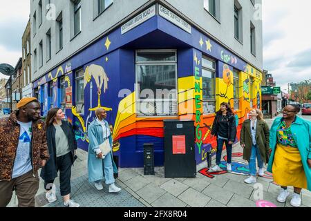 Londres, Royaume-Uni. 26 mai 2021. Hannah Hill's (3e photo de R) He(art) est partout, 2021 - au-delà des frontières - les résultats d'une nouvelle commission d'un an faite par de jeunes artistes basés à Londres pendant le confinement pour un partenariat entre Tate collective et Better Bankside. Le projet, a invité cinq artistes émergents à produire chacun une œuvre d'art qui répond au verrouillage, à l'assouplissement des restrictions et à la chance de voir de nouveau les gens. Lancées le 26 mai, les œuvres resteront en place pendant au moins 12 mois dans les environs de Tate Modern et Bankside. Crédit : Guy Bell/Alay Live News Banque D'Images