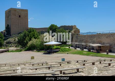 Torre Alfonsina à l'intérieur du château de Lorca en Espagne, avec du bois places pour recevoir les visiteurs et offrir leurs spectacles Banque D'Images