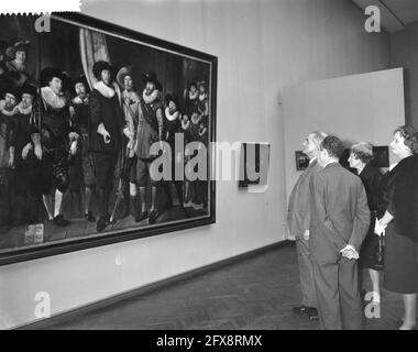 Visite de l'ambassadeur britannique Sir et Lady Noble à Amsterdam. Sir Noble voit une pièce de gunnery par Thomas de Keijser, 7 mars 1961, diplomates, musées, Peintures, pays-Bas, Agence de presse du XXe siècle photo, nouvelles à retenir, documentaire, photographie historique 1945-1990, histoires visuelles, L'histoire humaine du XXe siècle, immortaliser des moments dans le temps Banque D'Images