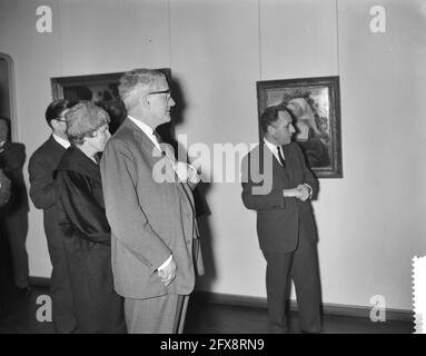 Visite de l'ambassadeur britannique Sir et Lady Noble à Amsterdam. Rijksmuseum. Sir Andrew Noble regarde des peintures, le 7 mars 1961, visites, diplomates, Musées, peintures, pays-Bas, Agence de presse du XXe siècle photo, nouvelles à retenir, documentaire, photographie historique 1945-1990, histoires visuelles, L'histoire humaine du XXe siècle, immortaliser des moments dans le temps Banque D'Images